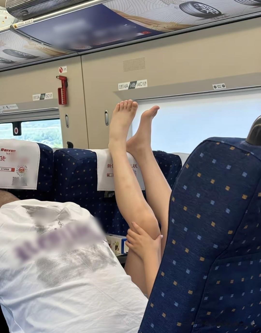 高铁上引人深思一幕！
女士举动丢掉文明分寸…！
 
高铁属于公共出行场所，个别女