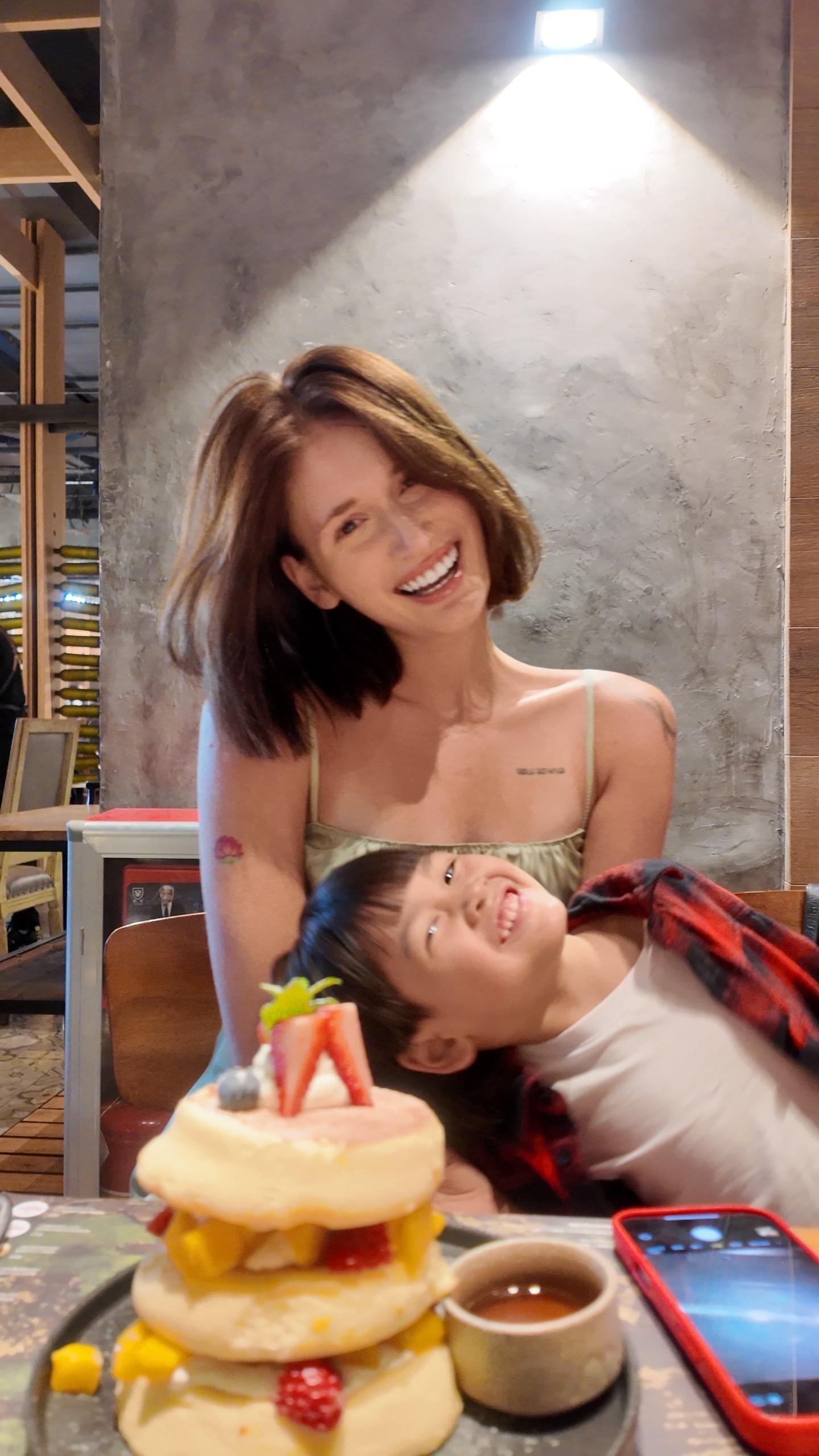 04。04。2002 祝自己23岁 ，再勇敢点。 生日回来陪孩子是妈妈...