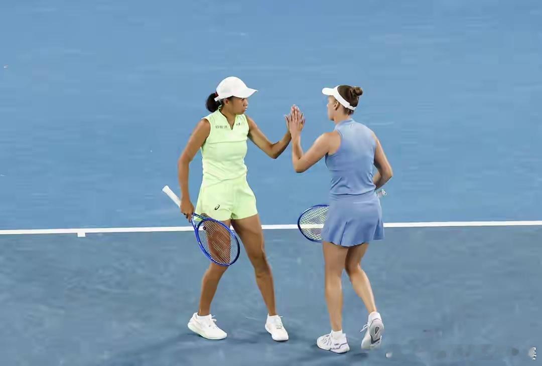 张帅/梅尔滕斯2-0横扫晋级，剑指澳网女双冠军🏆澳网张帅组合晋级澳网女双八强 