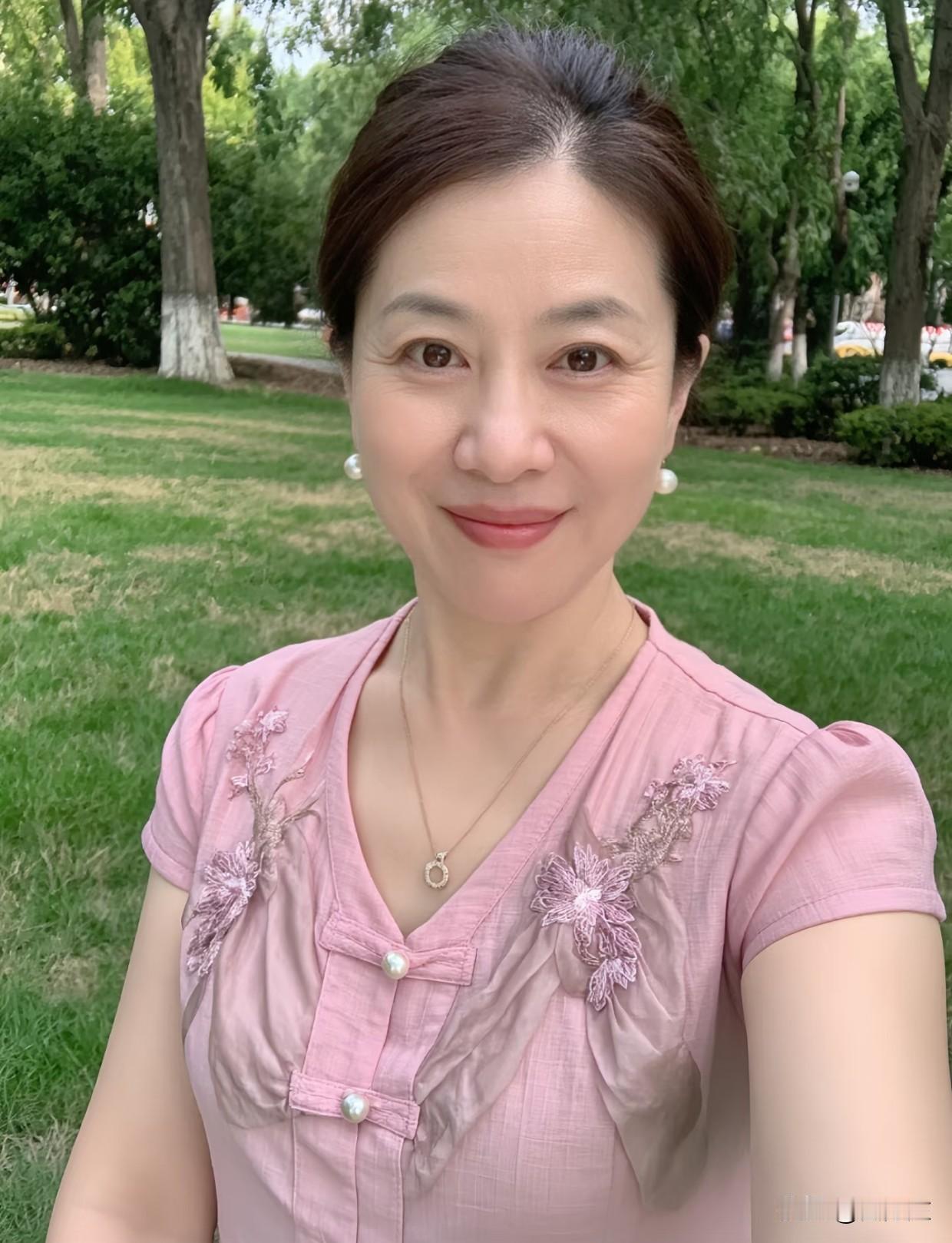 家人们，我今年63岁了，人在北京。前两天有人问我，这把年纪了还能拥有爱情不？
我