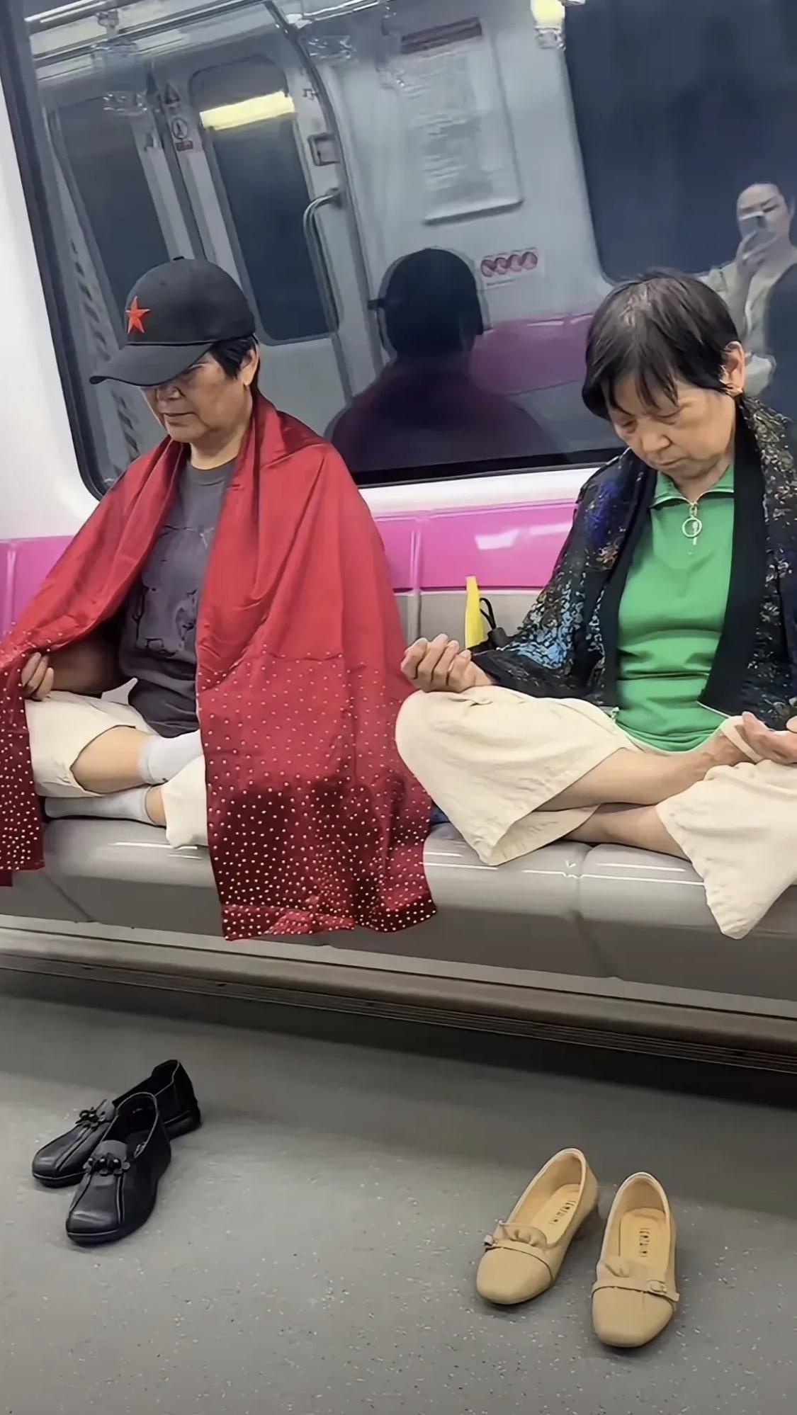 在地铁上看到的，这是在干啥[捂脸]