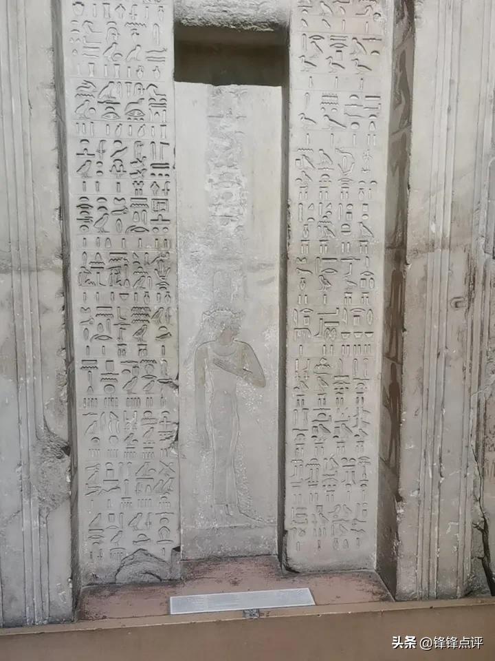 埃及国家博物馆，在里面上厕所，还要收费，每人二十埃磅，相当于人民币4元。有个年轻
