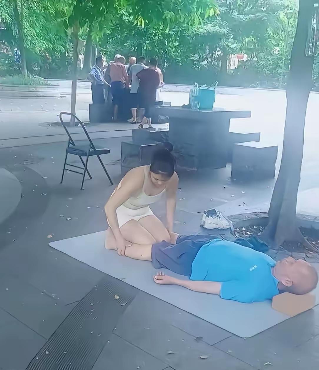 都退休了，啥都看通透了，大爷的退休金就是这样消费了，你又找不出人家的毛病
退休老