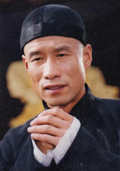 荧幕之上，他是国民公认的实力派老戏骨，一生深耕演艺事业，凭正气、质朴的角色深入人