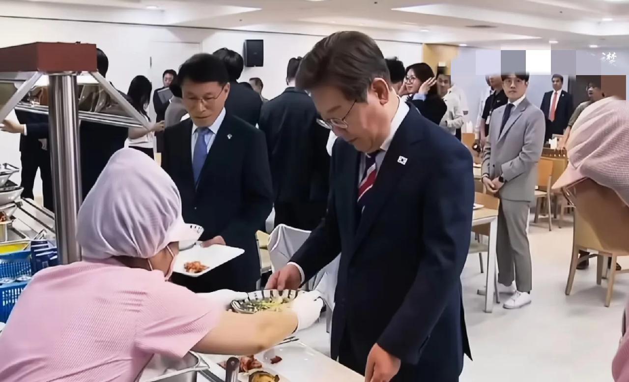 李在明，在总统府记者食堂，吃午饭，一碗面条，一个鸡腿，一份培根肉片，亲自打饭，没