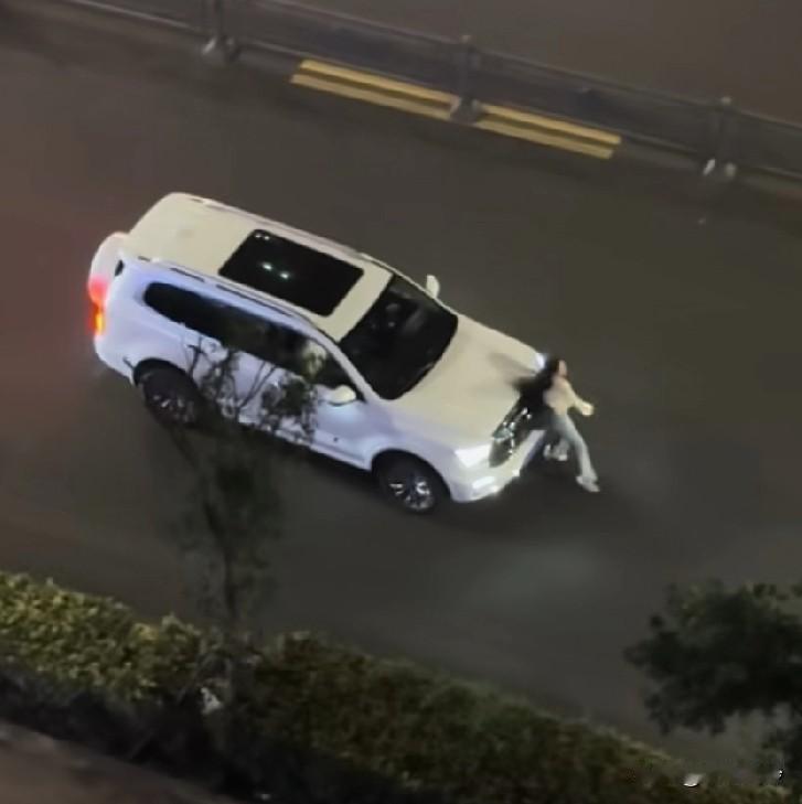 男:你为啥要站我车前面，我认识你吗？我认不认识你？
女:不认识你，你为什么要带着