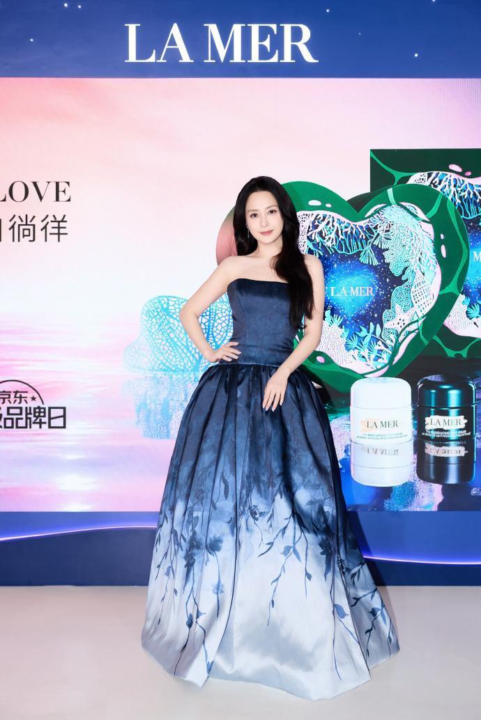 今天钟欣潼在出席时尚活动的时候搭配了一件蓝色的裙子，整个人显得极为高贵。

她穿