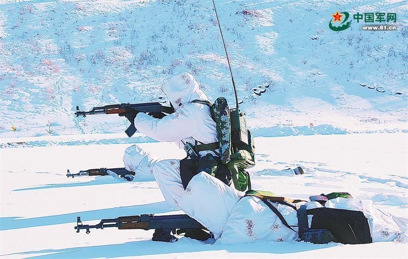 56式还在用！近日，黑龙江省大兴安岭军分区组织机关和民兵骨干进行冬季适应性训练，