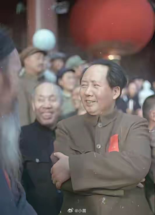 这张被尘封几十年的苏联摄影师私藏彩照，是1949年10月1日天安门城楼上的绝密瞬