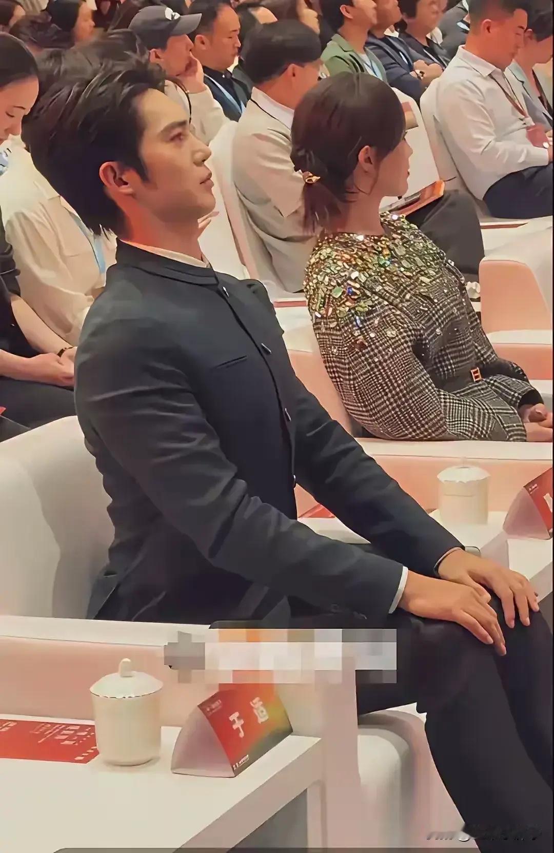 于适这个坐姿像极了军人