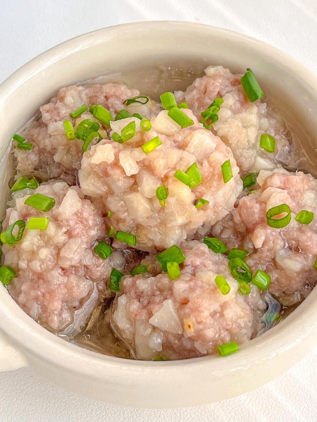 清脆爽口，鲜甜多汁的马蹄蒸肉丸汤。 