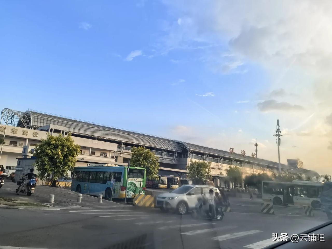 “江海站”，原来是在外海，要从江门东跑去外海码头了。
      有朋友自远方来