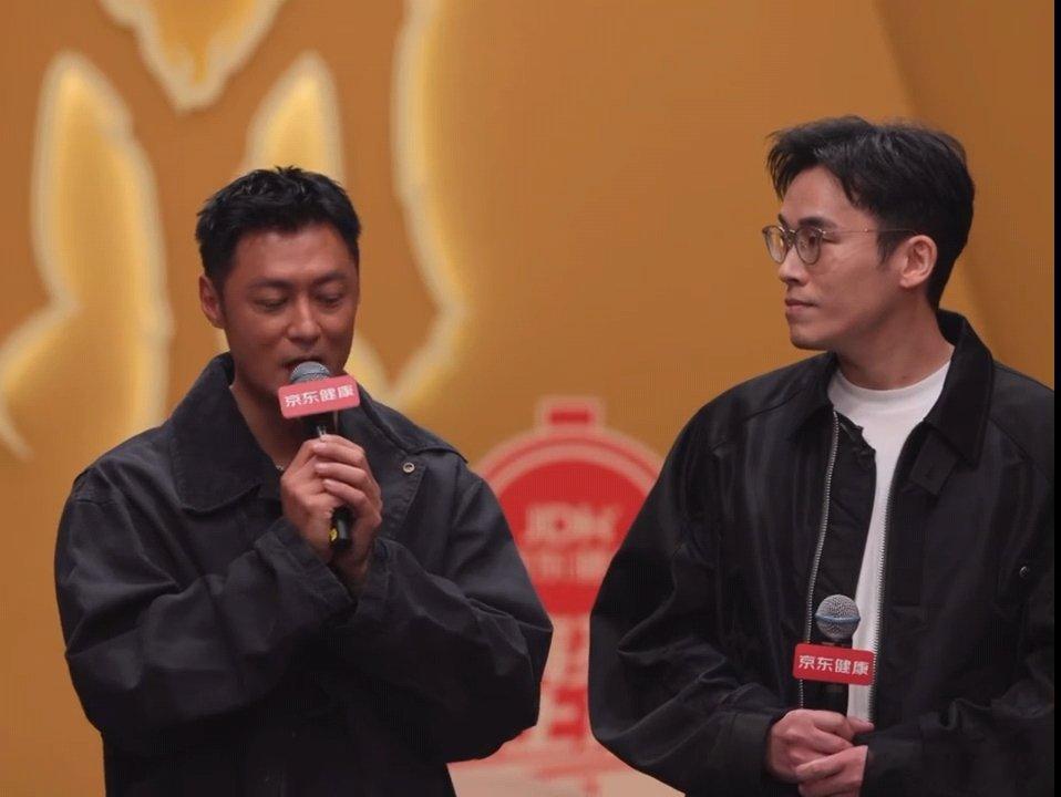 余文乐肤色余文乐黑皮 余文乐是度假回来嘛，这个肤色好健康披荆斩棘直播