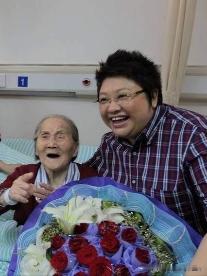 韩红奶奶郑慧权，满族，1927年生于北京，2005年去世，享年78岁。老人面容和