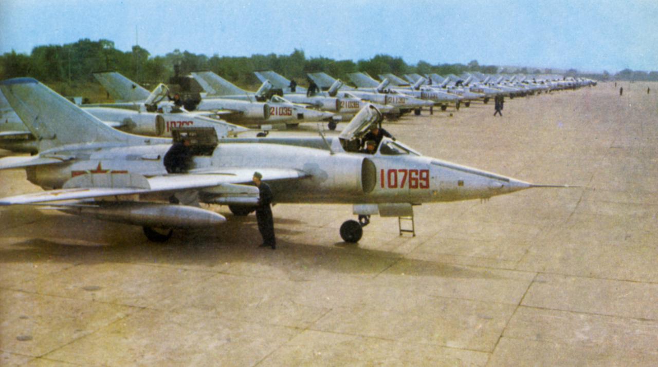 当年感觉这是中国空军最先进的战斗机，因为这是尖头的[捂脸]。

图：原空5师强5