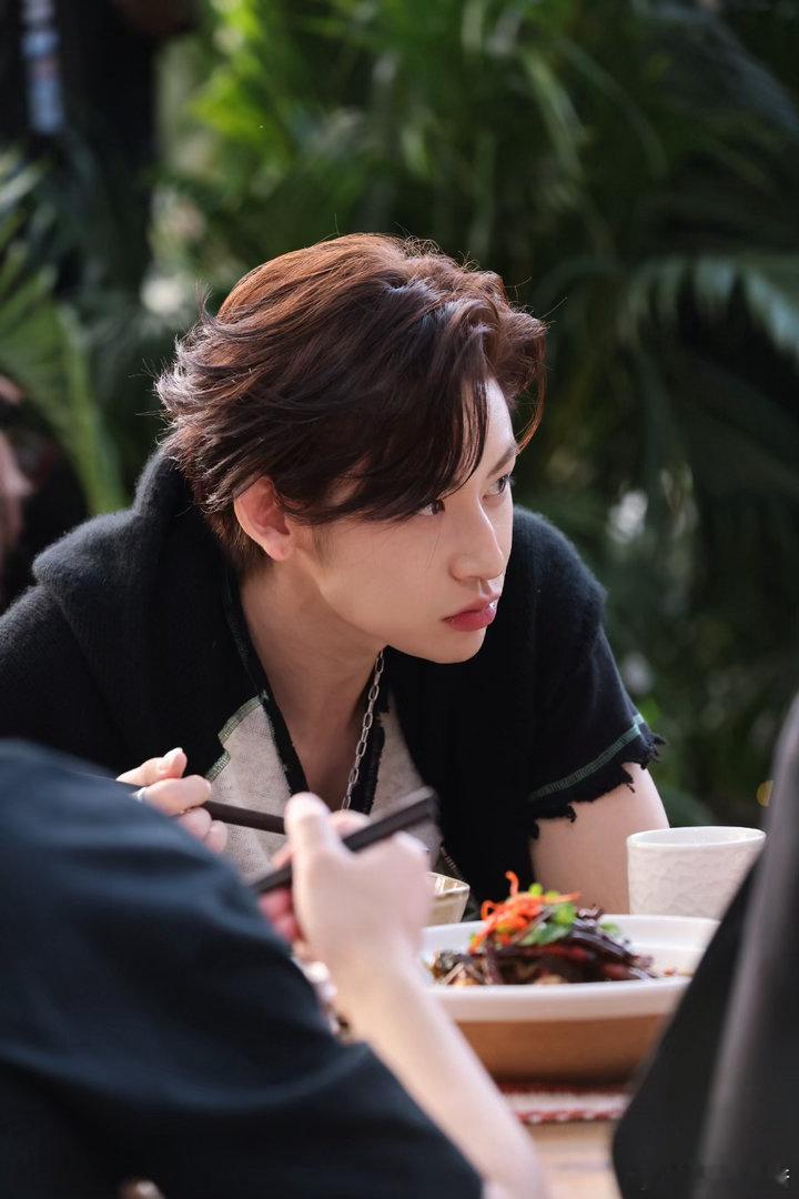 小鬼拱火拱到自己身上 张星特放下鸡翅那个动作，像极了在饭店吃到难吃的又不好意思退