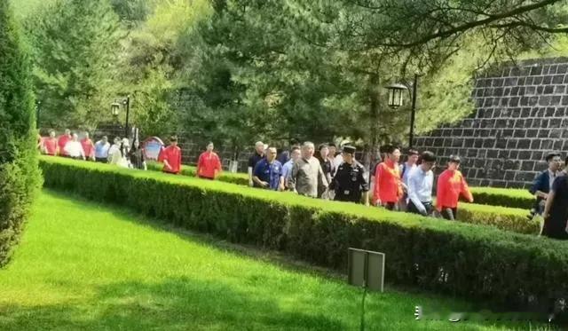 图一是可以算世界名画吗
一个是一群陪着介绍
一个是自己走着
喜欢莎莎的球迷真的太