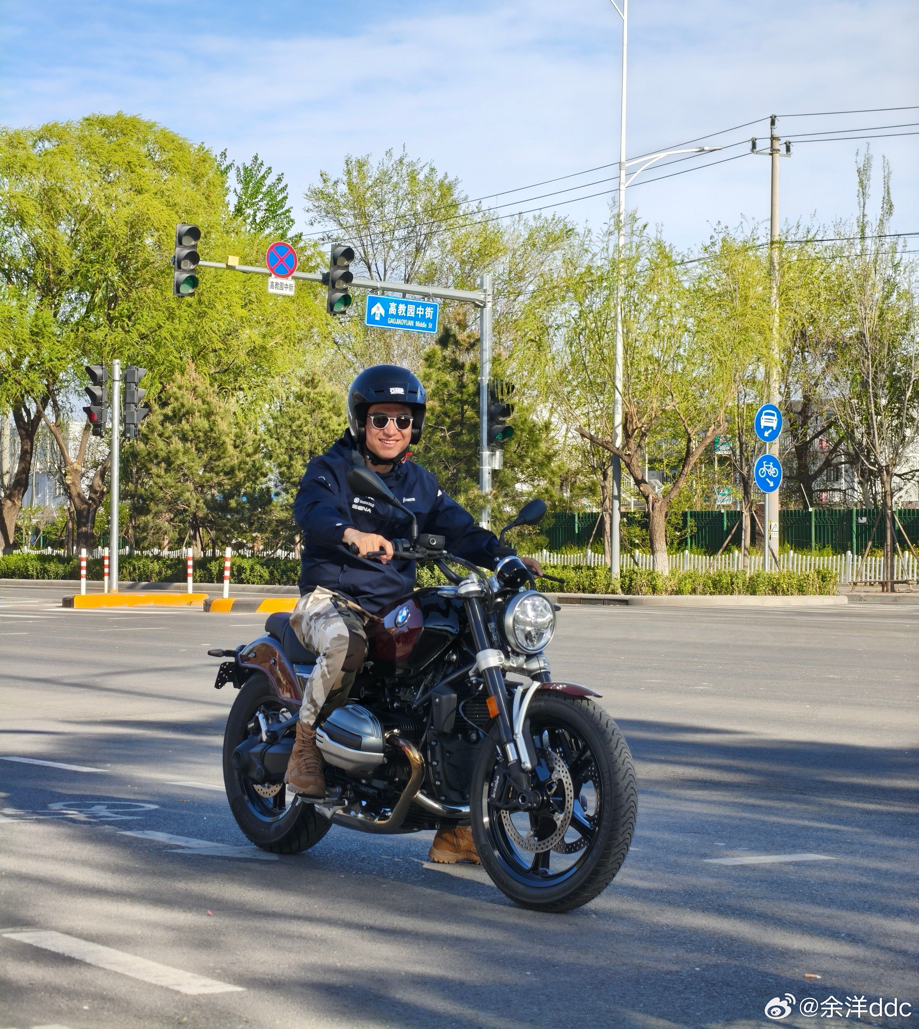 试了一圈新款BMW R12，忘记拿头盔，从车上摸出一个跑赛道的汽车盔应急，坐姿很