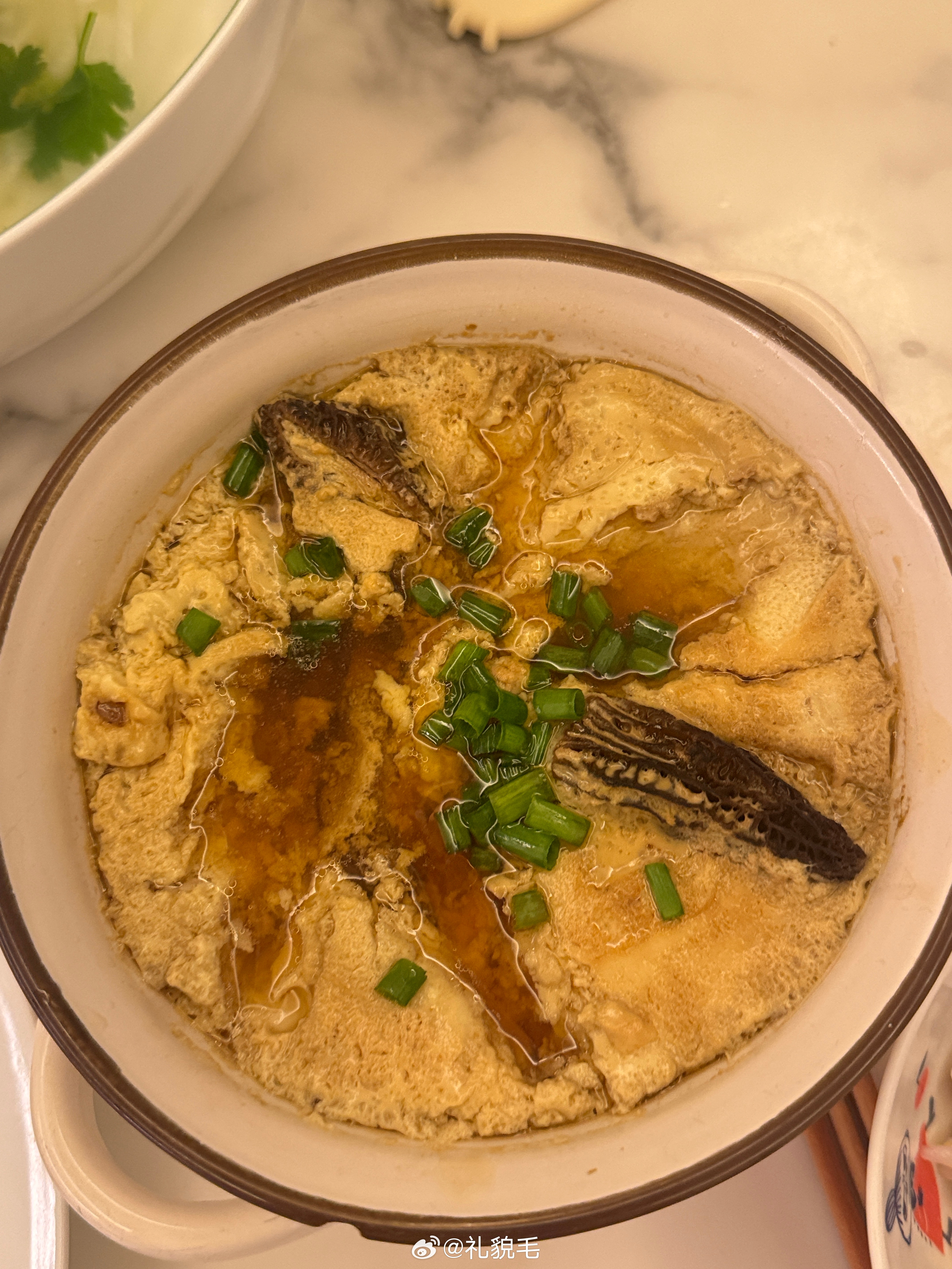 吃了一口蛋羹球宝：你不要吸溜吸溜的（我没有），very rude，你要闭着嘴巴咬