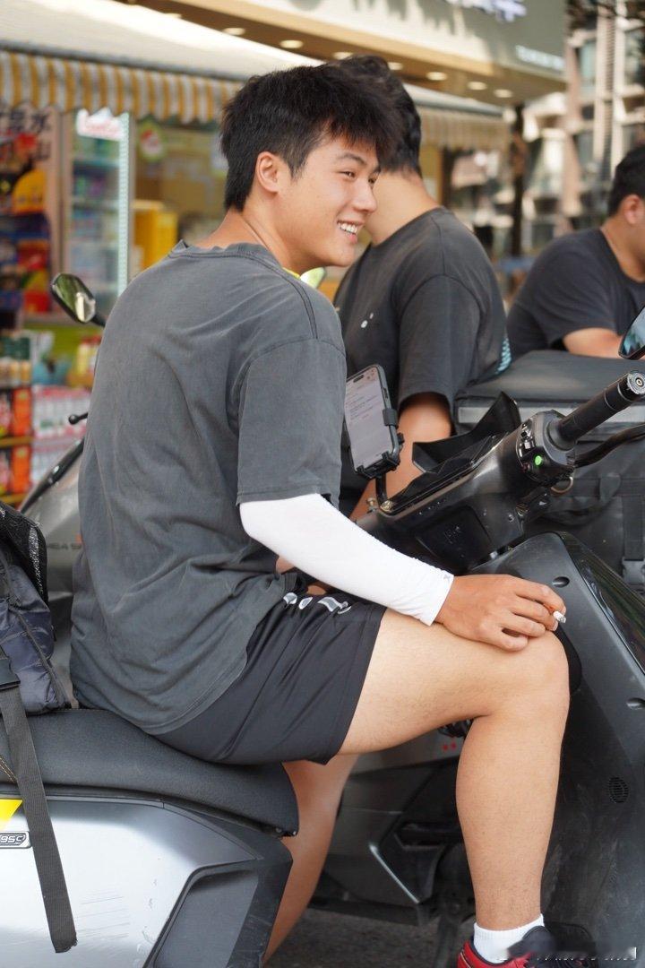 白色冰丝短袖倍显干练 ​​​