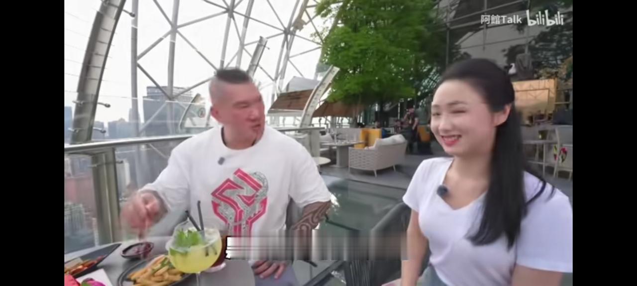 惊险刺激，馆长高空餐厅体验美食。
每隔一段时间，
必须补充营养而馆长的营养就是来