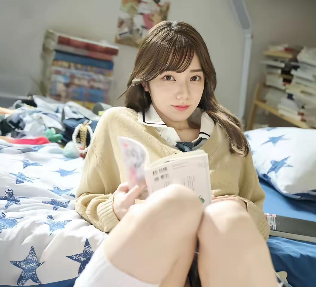 窝在满是星光的小窝里，翻着喜欢的书，连空气都变得温柔又治愈。