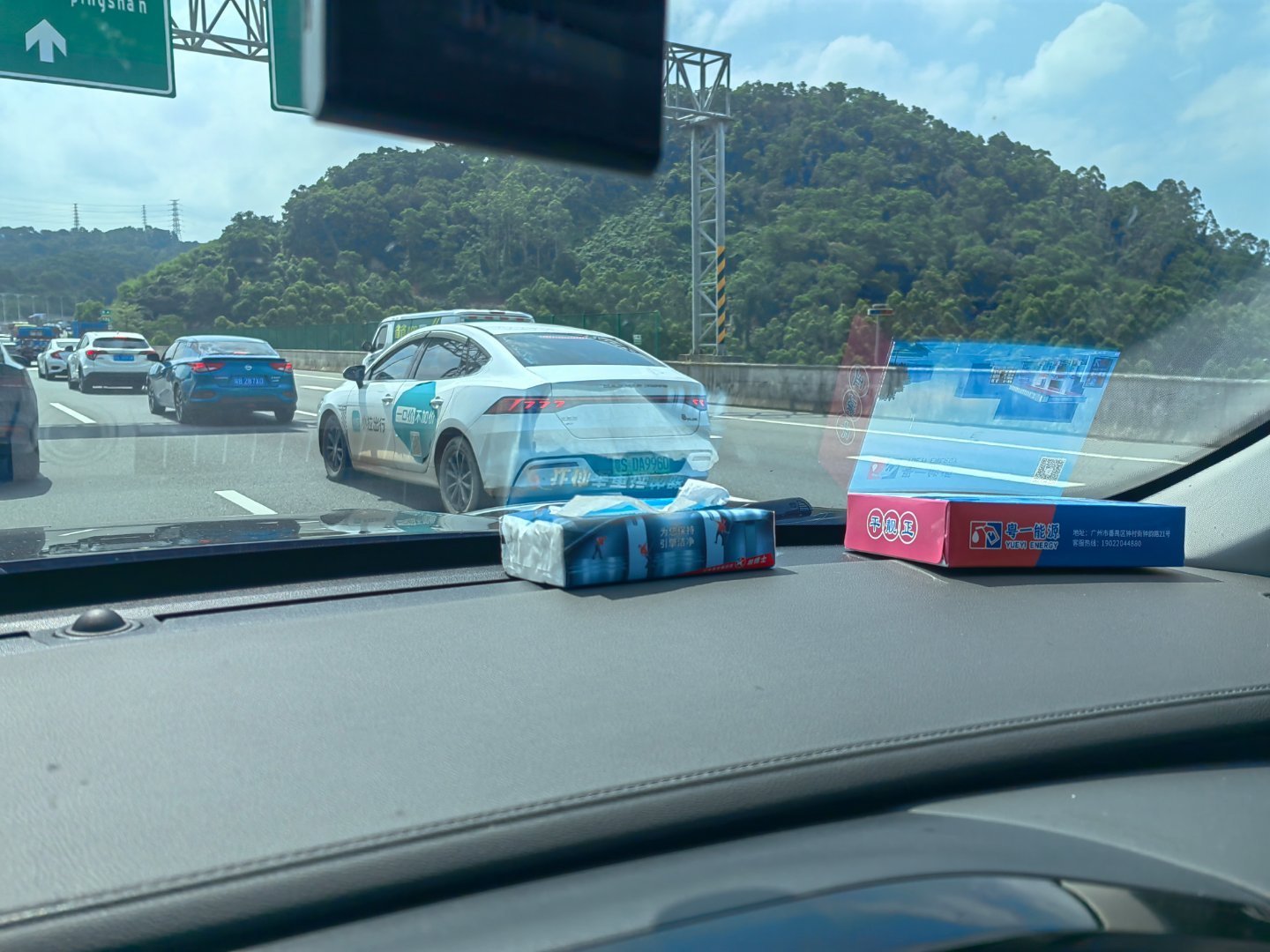 小米YU7磁吸纸巾盒卖169元你看，没有车规级磁吸纸巾盒的车子，纸巾只能这么放[