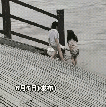 水大流急，这3个孩子怎么没有家长照看独自在岸边玩耍呢？这也太吓人，太危险了！
