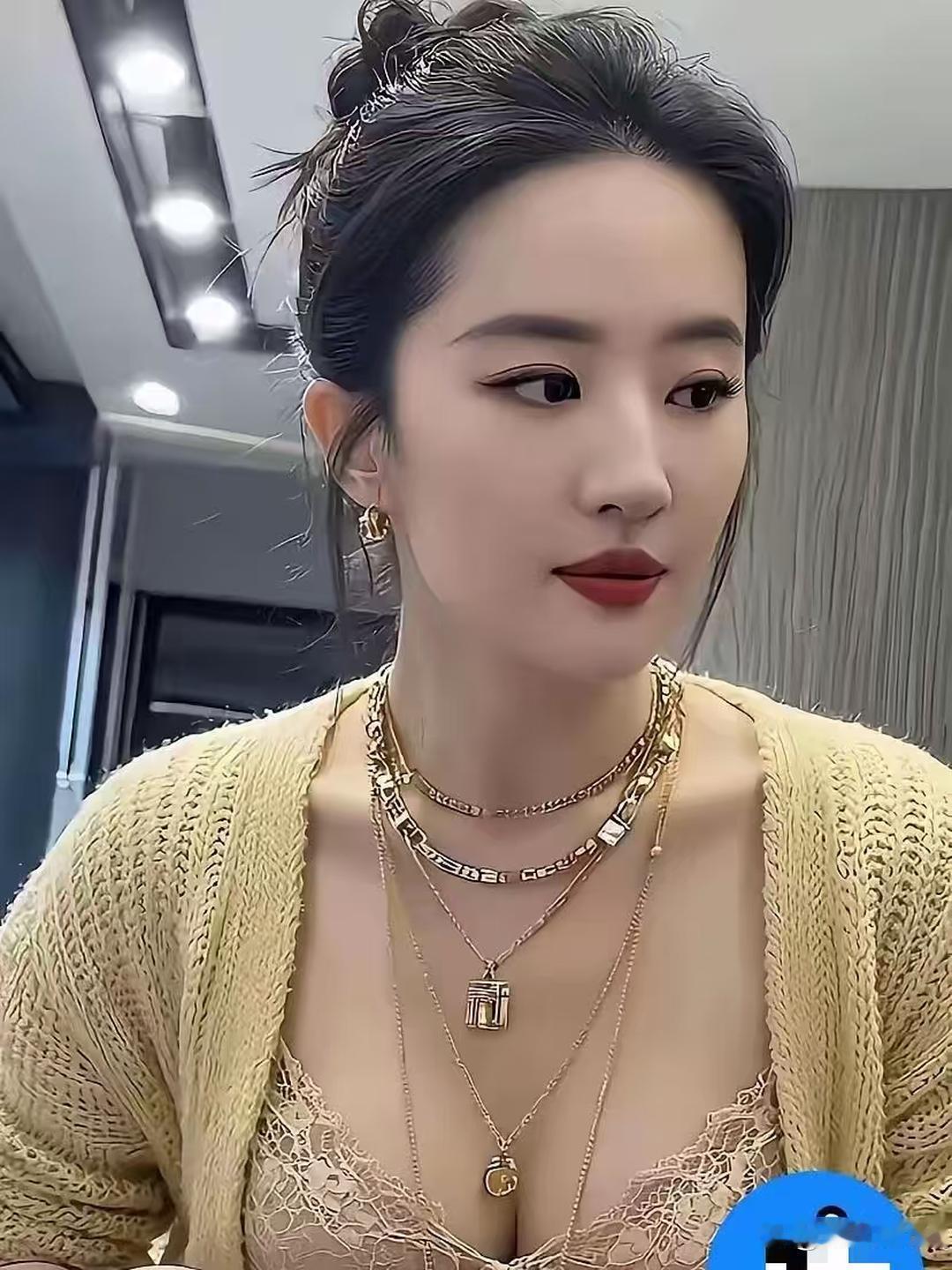 刘亦菲真的让人很奇怪，明明都快四十岁的人了，皮肤差、身材下垂、发福这些，不但一点