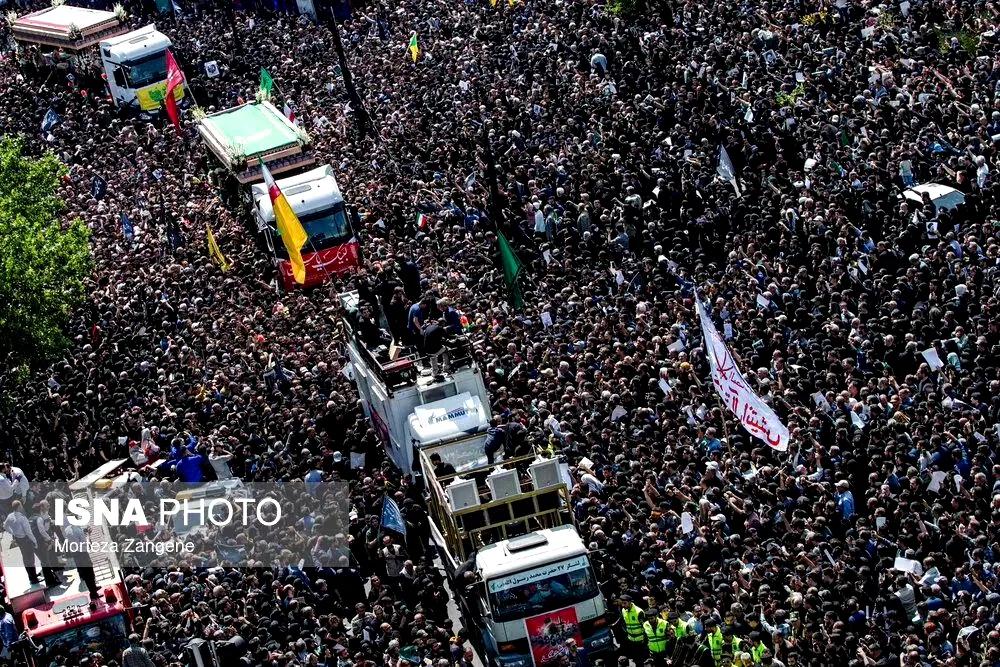据估计，超过十万名哀悼者涌上伊朗首都德黑兰的街头，参加伊朗总统莱西和直升机坠毁事