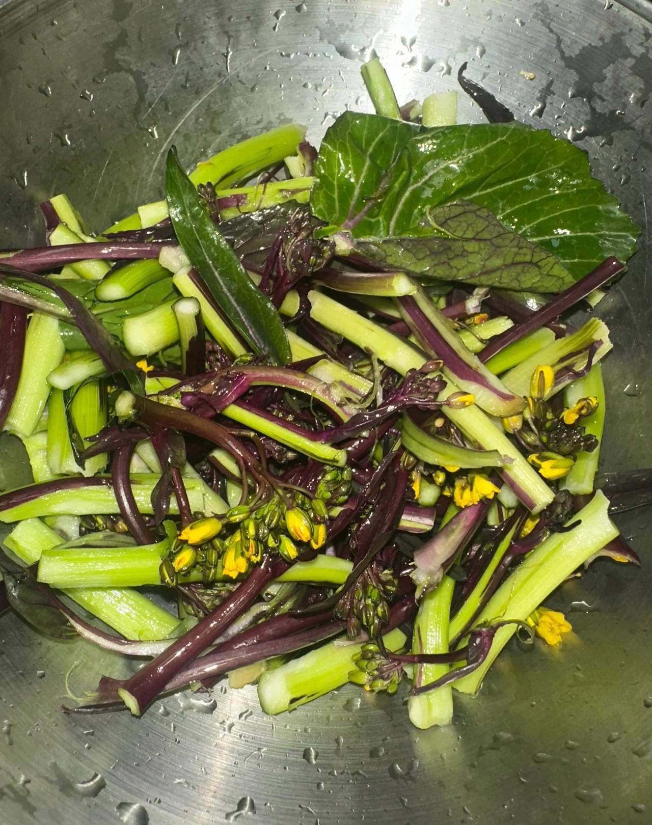 红菜苔初体验
一种看着颜色就维生素💥的蔬菜
外皮手撕下来 撕的过程好解压
可以