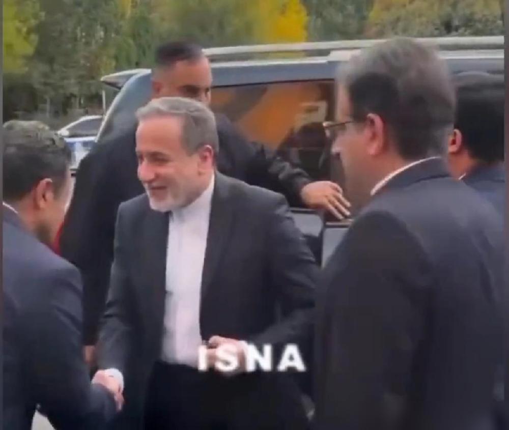 伊朗外长抵达酒店，下车笑容满面，美方人员还没到，伊朗这次真是够硬，把悬念留到了最