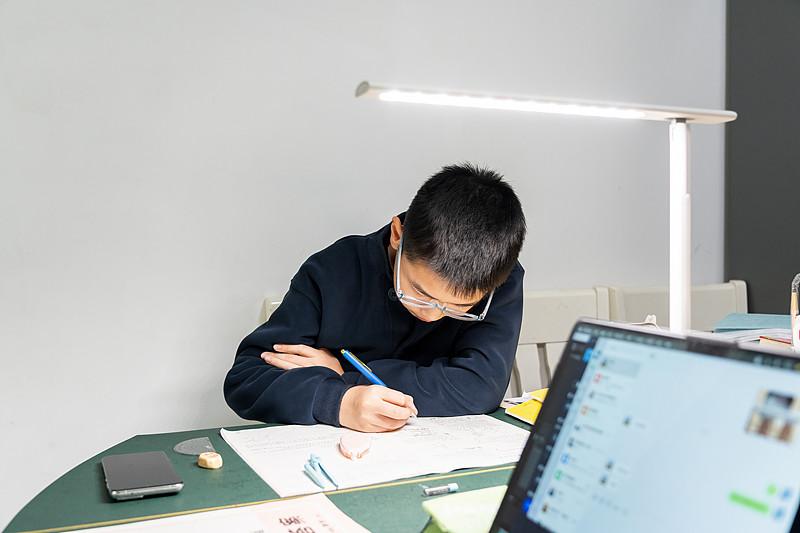 学生使用AI做作业是利还是弊学生使用AI做作业有利也有弊，把AI当做学习的工具，