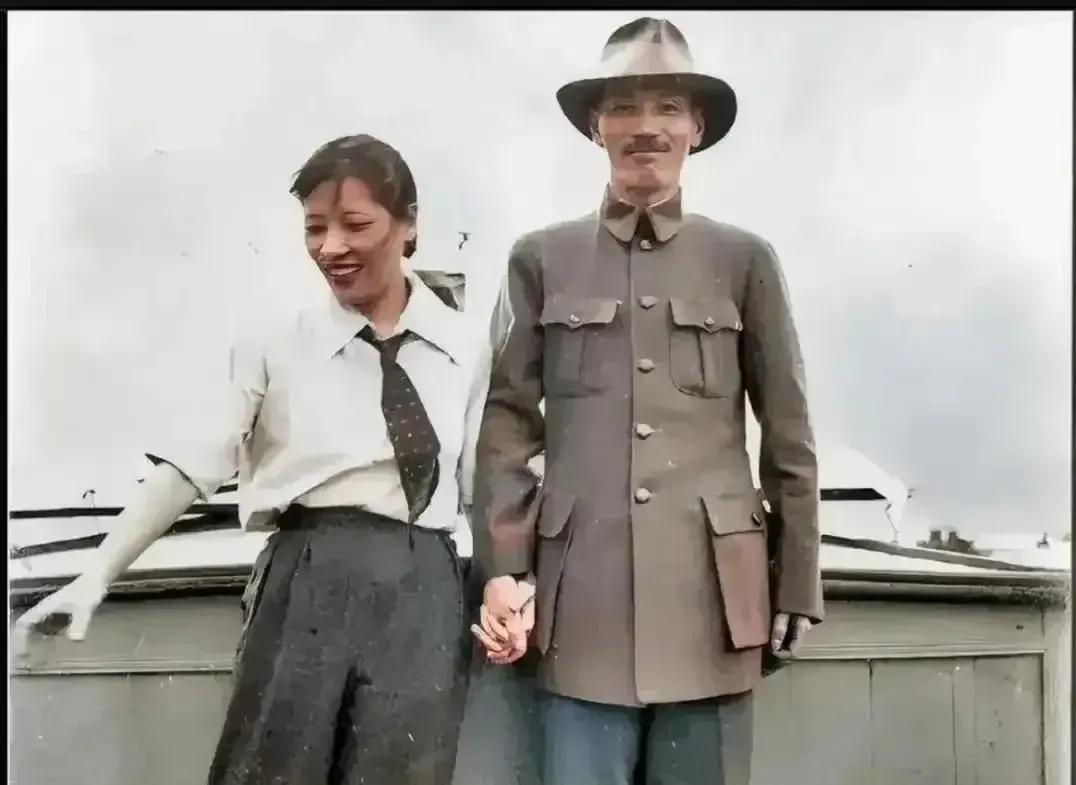 这是1926年，宋美龄和蒋中正，还没有结婚时，留下的一张合影，那时候的他们还在热