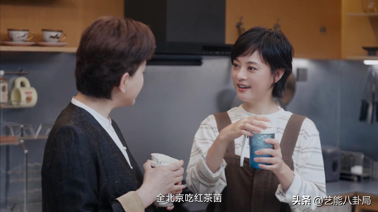 孙俪请杨澜喝红茶菌发酵茶，杨澜却笑了：“这我太熟了！80年代全北京都在玻璃罐里养