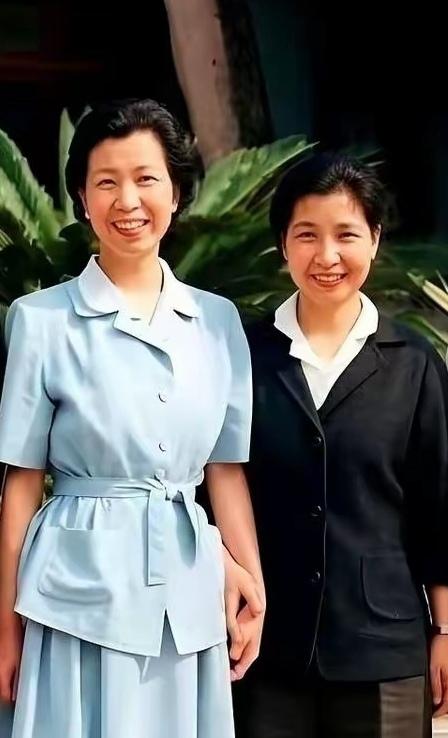你说，这两位女性哪一位是毛主席井冈山时期的老战友曾志？考考你，看看你眼神…
井冈