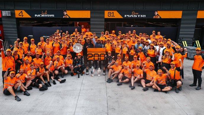 赛车：2025F1匈牙利大奖赛
迈凯伦车队在F1匈牙利大奖赛的赛后大合照，庆祝车