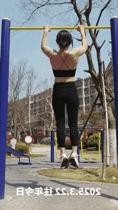 她平时锻炼，
就经常穿这个出来吗？