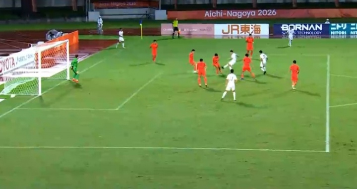 亚运会国足U23vs朝鲜U23，比赛第27分钟，对手传中，国足后防连续解围不干净