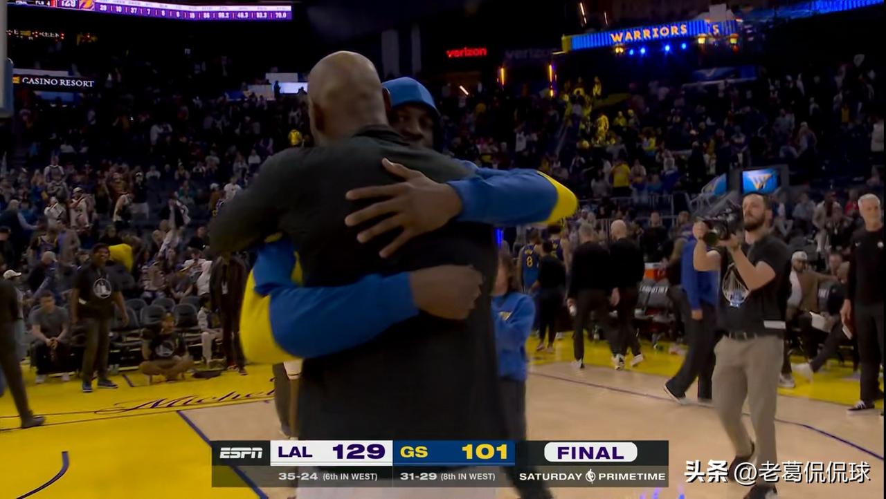在今天湖人客场以129：101大胜勇士的赛后，发生了让人潸然泪下的一幕。当比赛的