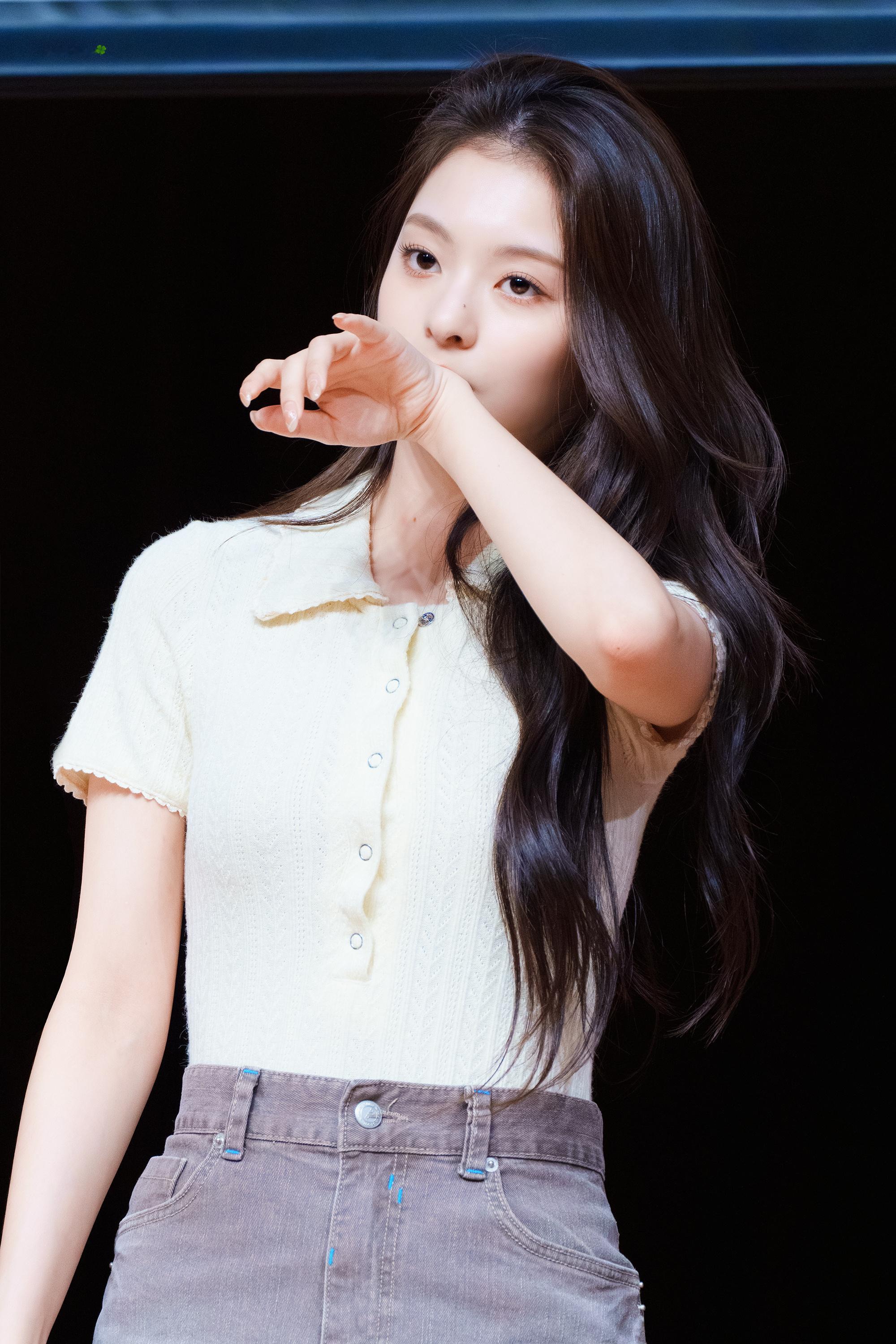 #李娜炅[超话]#🐣#蜜桃笑颜李娜炅# [图片]230617 线下FAN PA