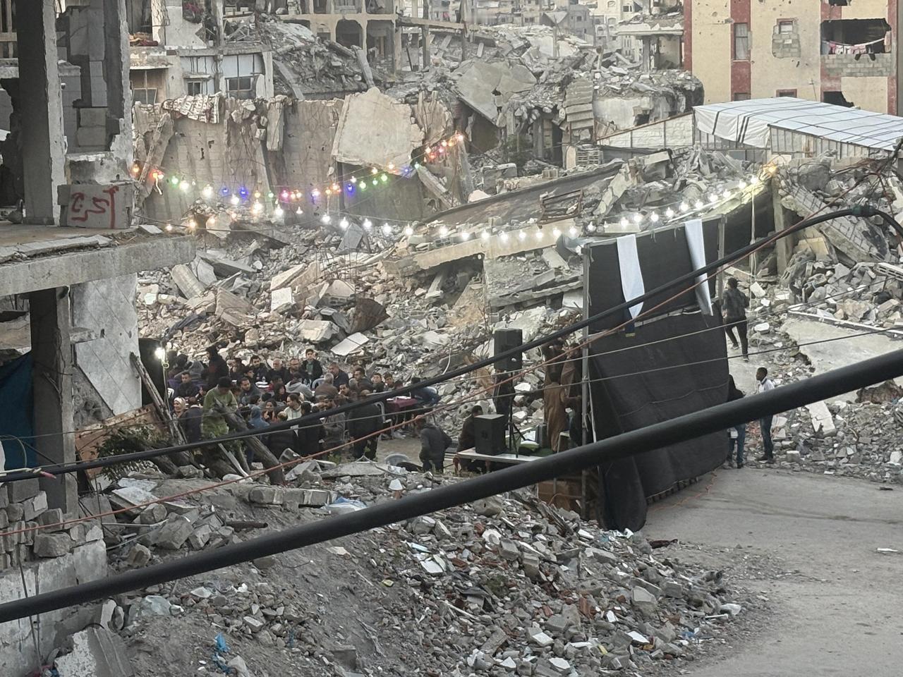 加沙地带冲突中，当地居民在废墟中努力维持生活。去年10月7日，约850名平民丧生