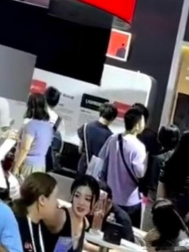 徐绿杨｜柳柳被偶遇啦！就这个背影都好美！好薄的一人！！！上海waic展！ 
