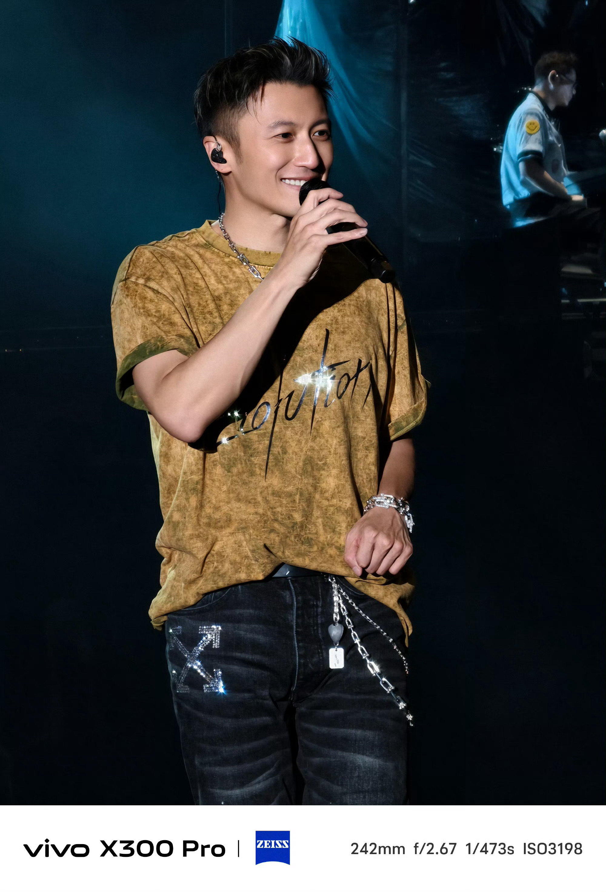 好多明星去看了谢霆锋演唱会我也很想去看，还记得之前用 vivo 在演唱会拍照片，