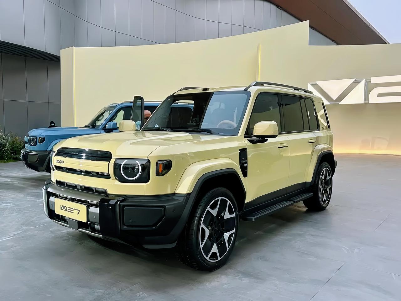 iCAR V27，方盒子+外挂备胎，气场是有了。16.98万起不算便宜，但给到2