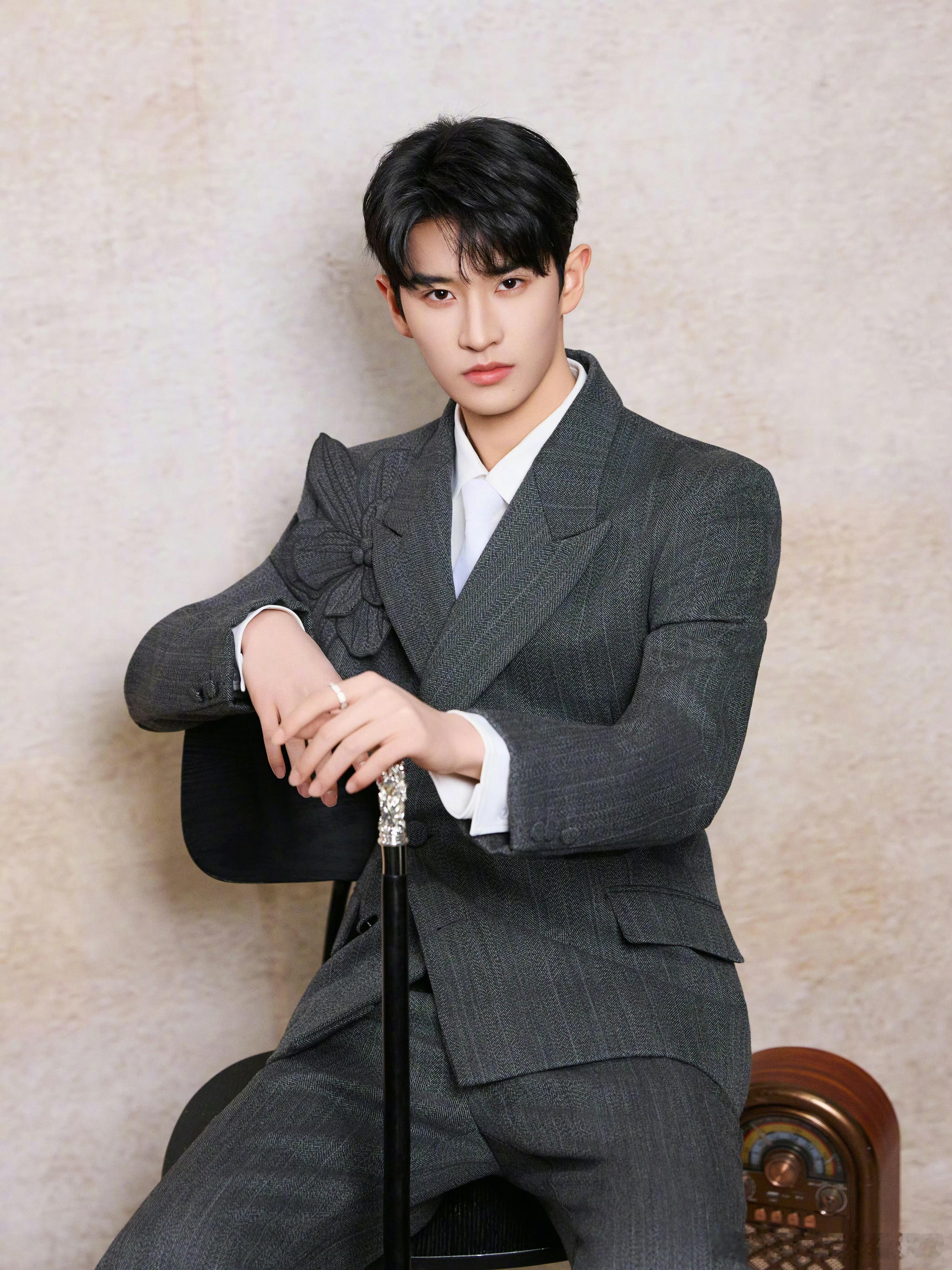 余嘉诚 05生戏路强得可怕 05小生戏路太可！穿越八十年角色，眼神藏信仰，历史题