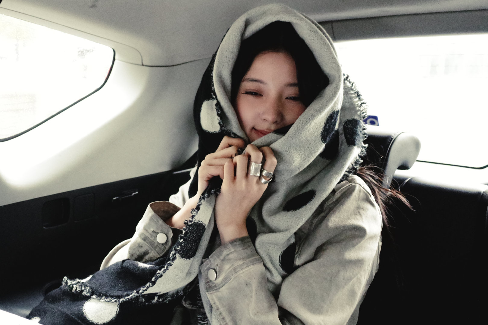 欧阳娜娜柏林街头随拍来啦，坐在车里用围巾裹紧自己的 真的好可爱呀~ 和娜娜一起漫