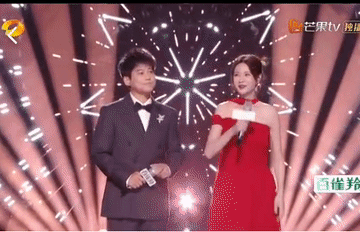 苏醒终于还是混进湖南卫视主持人行列里了！
《乐在其中》今晚播出，苏醒作为音乐合伙