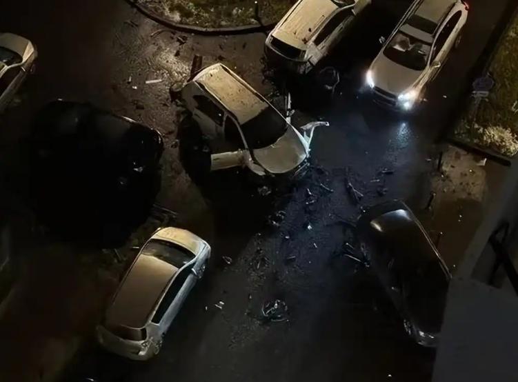 近日，乌军特种部队进入莫斯科，当街炸死俄军总参谋部中将萨尔瓦罗夫将军。
 
12