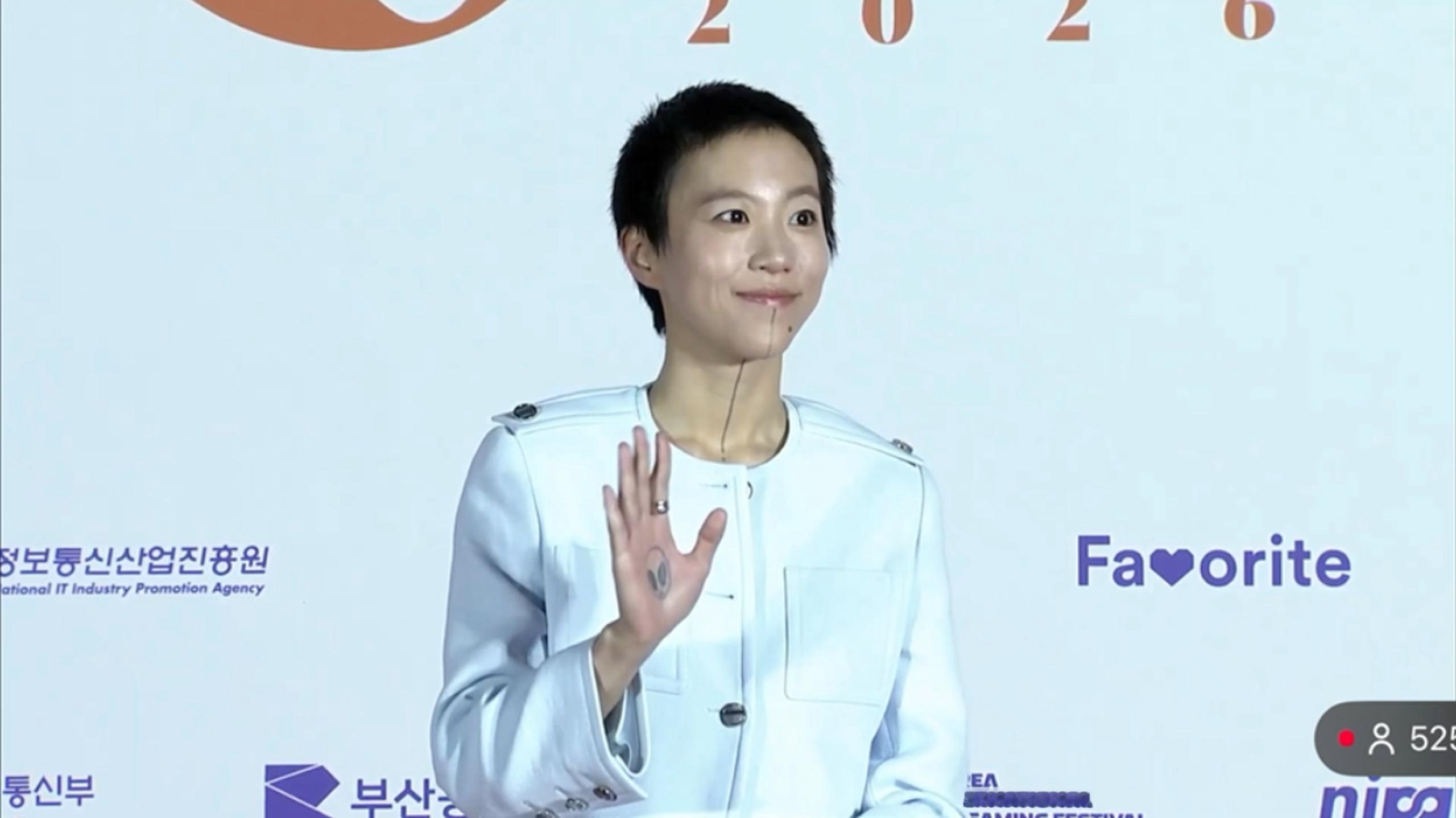 窦靖童亚洲内容大赏红毯🥰🥰窦靖童纹身没遮 窦靖童亚洲内容大赏红毯